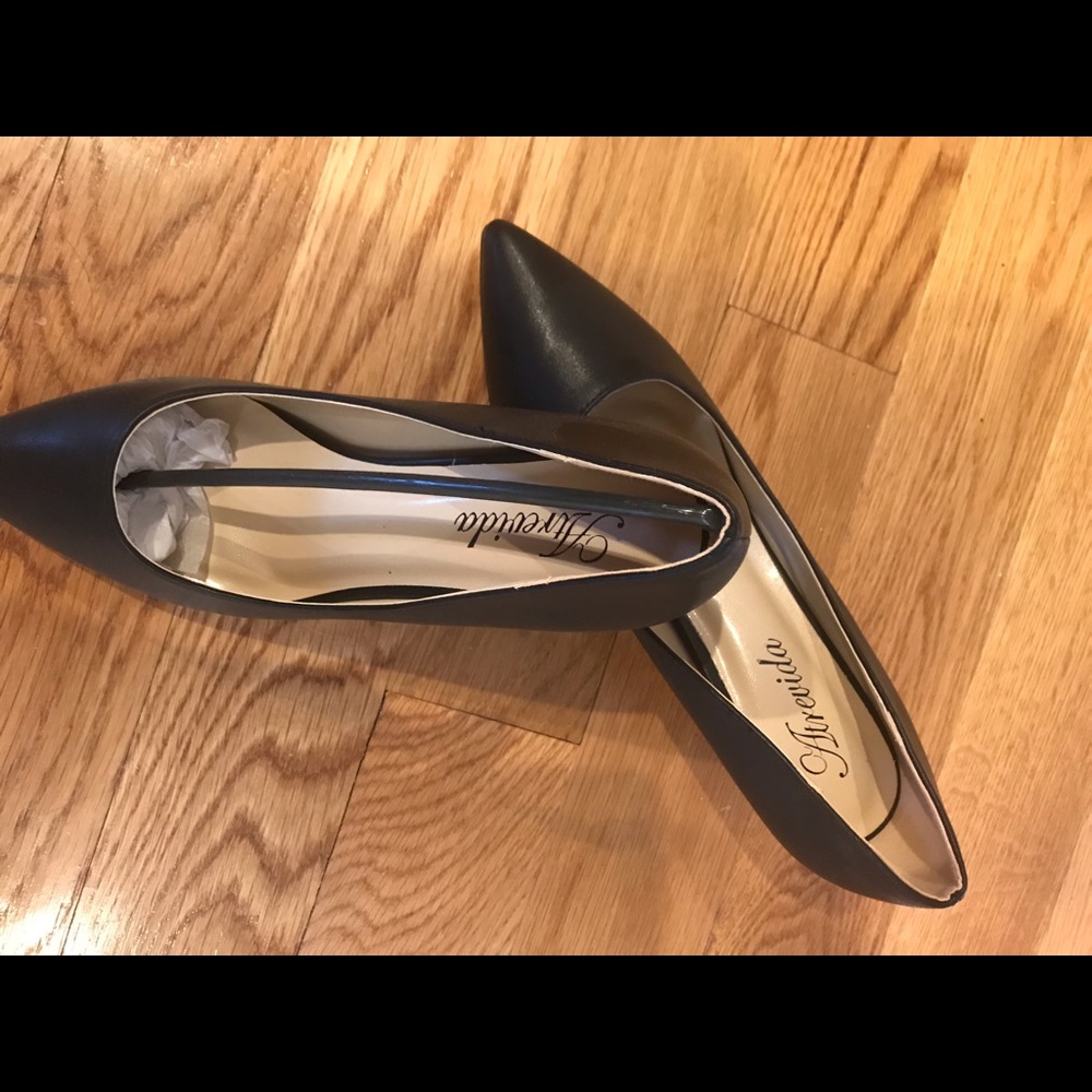 NWOT Size 8.5 Classic Black Pumps
